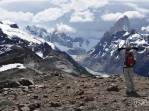 No alto da Loma del Pliegue Tumbado, maravilhado com a grandiosidade da paisagem do Parque Nacional Los Glaciares, em El Chaltén, na patagônia argentina